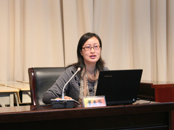 树人学校副校长董爱华介绍学校素质教育成果中国课改名校联盟与会代表