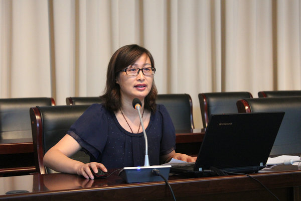 副校长董爱华作报告认真聆听陈波老师分享教学经验王丽老师交流教学