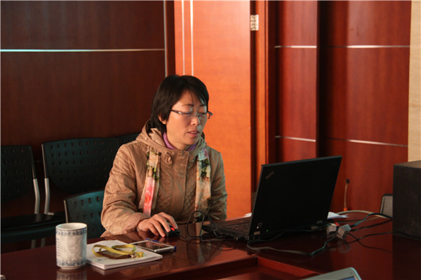 副校长殷翠云向嘉宾们介绍我校德育工作的开展情况及成果副校长董爱华