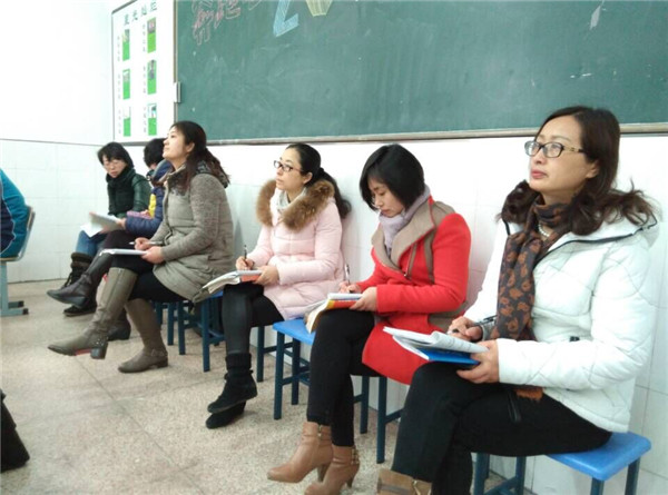 副校长董爱华,殷翠云与政治组全体教师参与听课"差异.