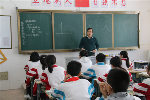 赵玉龙老师开设数学公开课戚志凤老师开设化学公开课章梅梅老师开设