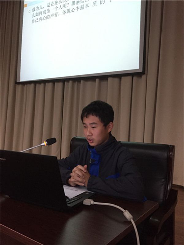 文同学推荐《诗经》高一(3)班 姚泽瑞同学推荐《偷影子的人》高一(4)