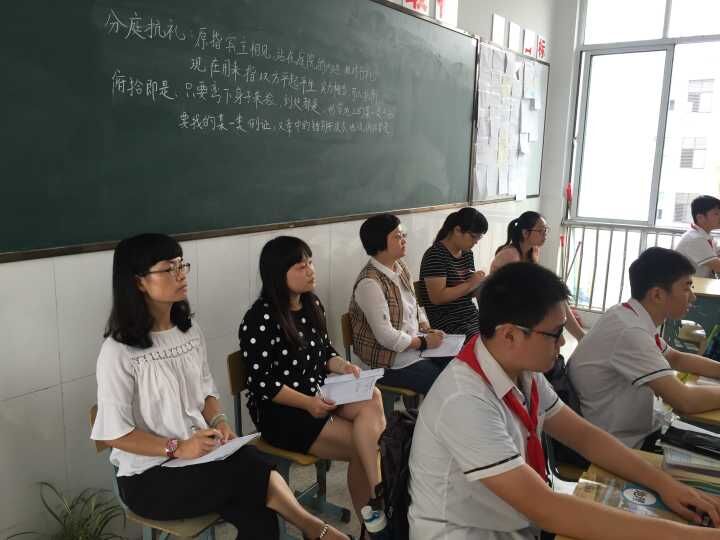 副校长童敏娟和地生组老师在认真听课