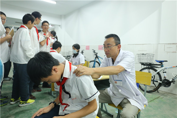 本次体检是利用学生在校时间进行体检的新模式,教务处副主任