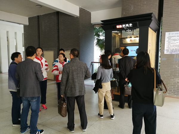 来宾们参观朗读亭并与同学们交流.jpg