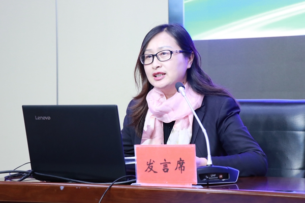 副校长董爱华汇报我校智慧教育建设经验.JPG