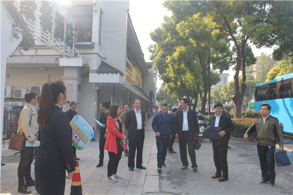 校长陆建军迎接来宾.jpg