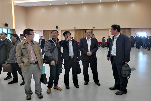 陆校长向来宾们介绍.jpg