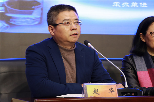 江苏省教研室教研员赵华老师主持开幕式.jpg