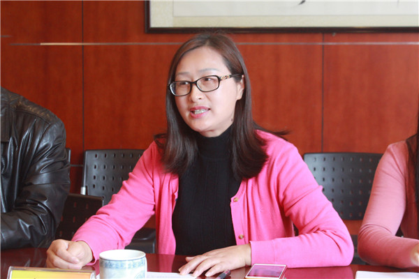 副校长董爱华主持签约仪式