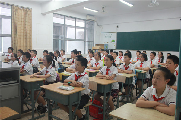 学生在教室观看讲座