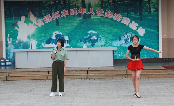 3高子涵,邱思怡两位同学表演歌舞《shape of you.jpg