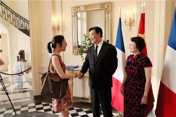 时任中国驻法国大使翟隽夫妇与韩灵寻亲切交谈，并合影留念.JPG