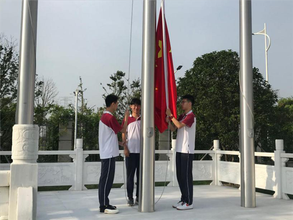 升旗手是王文维同学，护旗手是夏品人和王副源同学.png