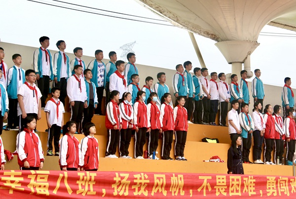 全体同学齐唱国歌.JPG
