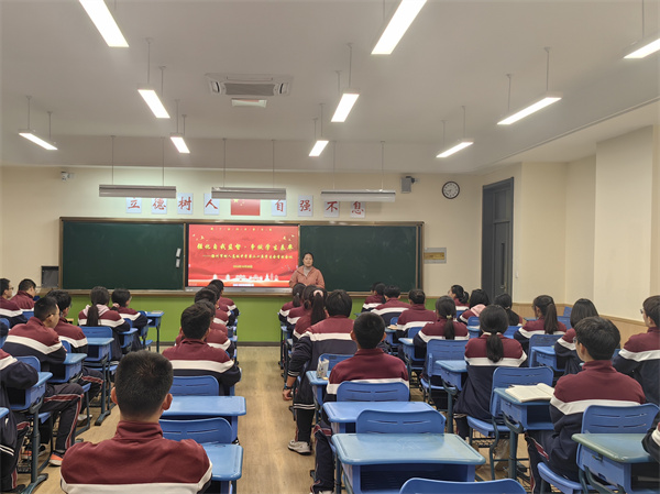 团委书记王菁主持会议.jpg 团委书记王菁主持会议.jpg