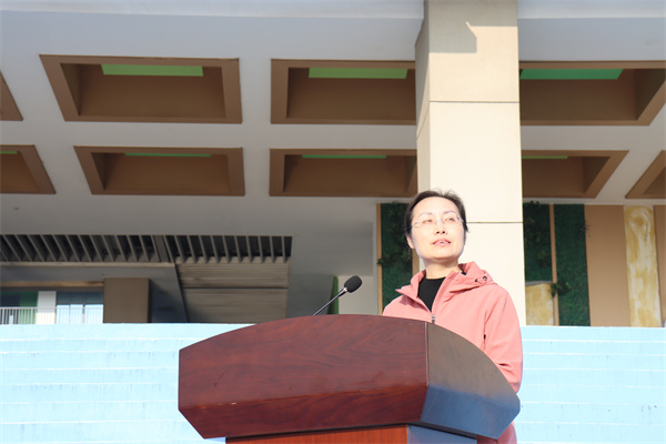 学工处主任卞家慧主持开幕式.jpg 学工处主任卞家慧主持开幕式.jpg