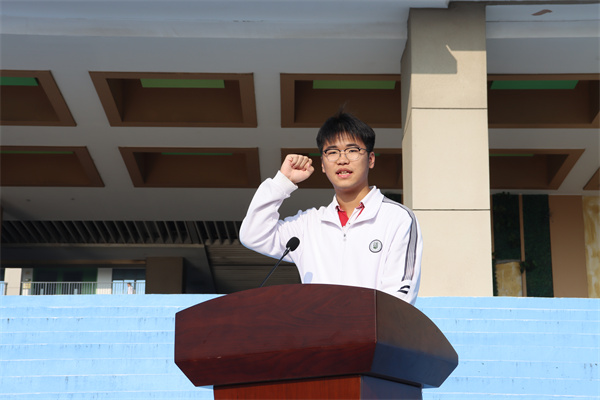 运动员代表李响同学宣誓.jpg 运动员代表李响同学宣誓.jpg