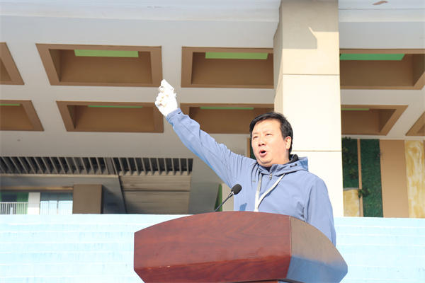 张鹏副校长宣布比赛开始并发令.jpg 张鹏副校长宣布比赛开始并发令.jpg