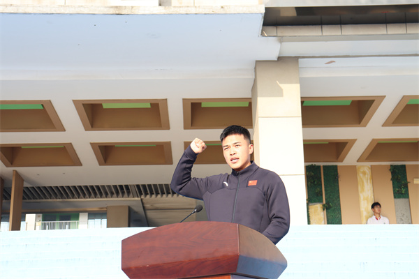 裁判员代表朱浩哲老师宣誓.jpg 裁判员代表朱浩哲老师宣誓.jpg