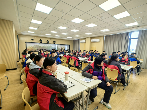 开展班会.jpg 开展班会.jpg