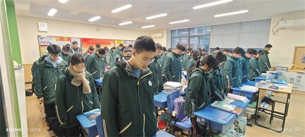 3 集体默哀.jpg