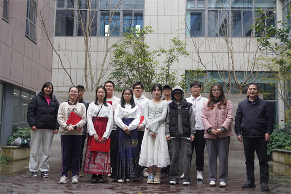 演员和老师合影.jpg