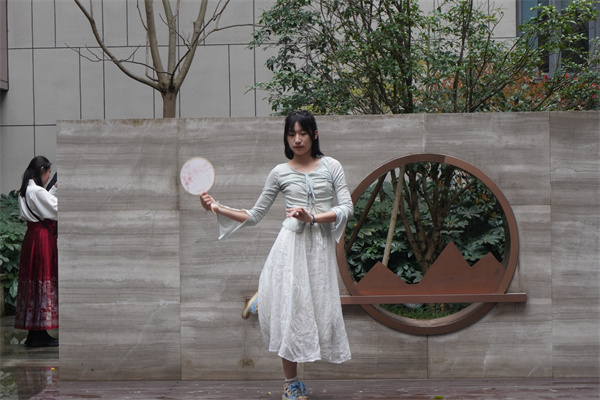 胡美智的舞蹈《洛春赋》.jpg