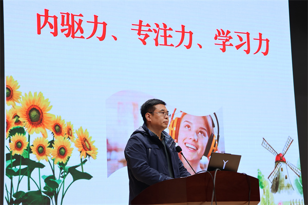 年级主任陈瑞飞讲话.jpg