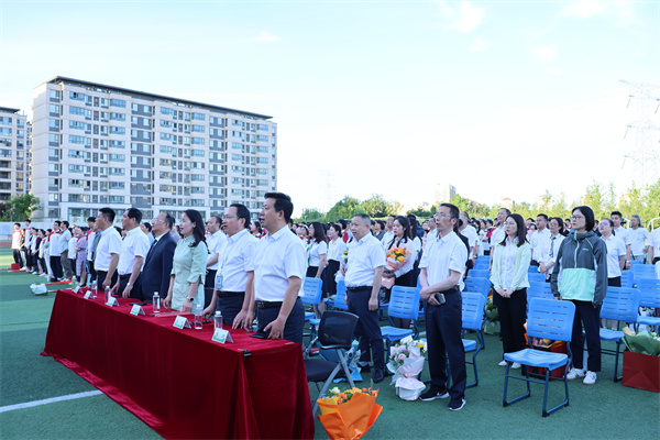 齐唱校歌结束典礼.jpg
