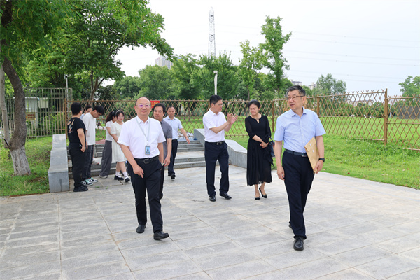 1树人学校党委书记、校长唐炜，副校长程志华带领专家组参观树人公园.jpg
