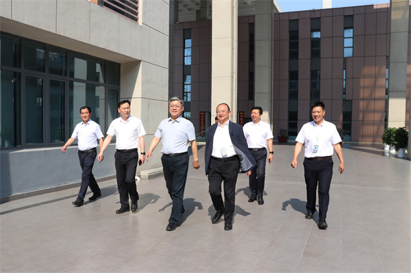 树人学校党委书记、校长唐炜陪同殷局长视察慰问.jpg