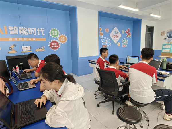 创客+机器人社团.jpg 创客+机器人社团.jpg