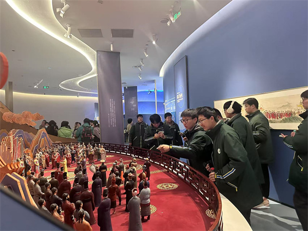 参观博物馆2.jpg 参观博物馆2.jpg