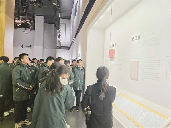 参观展馆2.jpg