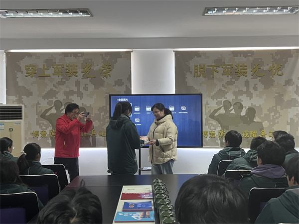 最美军嫂赠书.jpg