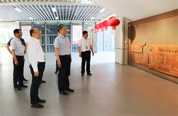 市教育局局长殷元松来校慰问高三年级.jpg 市教育局局长殷元松来校慰问高三年级.jpg