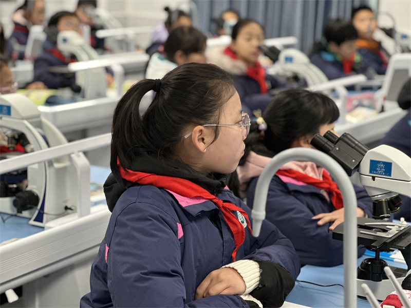 学生认真听讲2.jpg