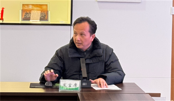 班主任代表胡立军交流.png