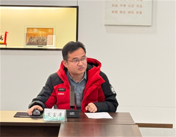 物理备课组长郭兴春交流.png