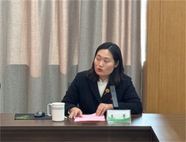 年级组长王菁主持会议.png