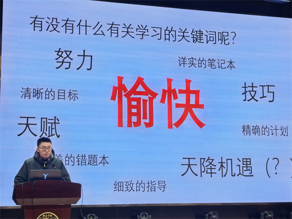 学生代表姚宏润发言.jpg 学生代表姚宏润发言.jpg