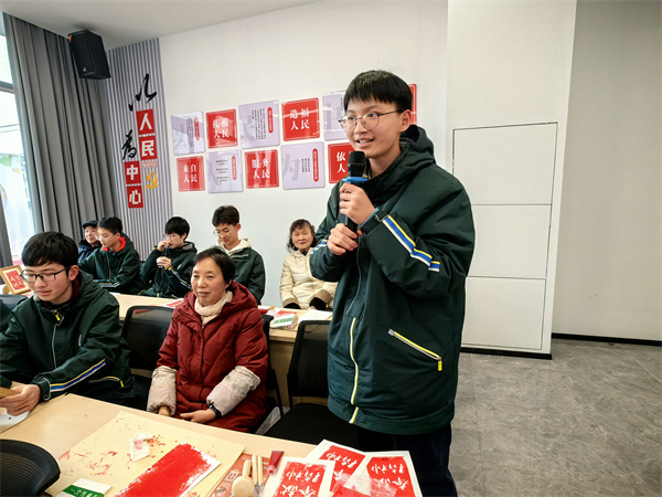 3.黄润冰同学发表感悟.jpg 3.黄润冰同学发表感悟.jpg