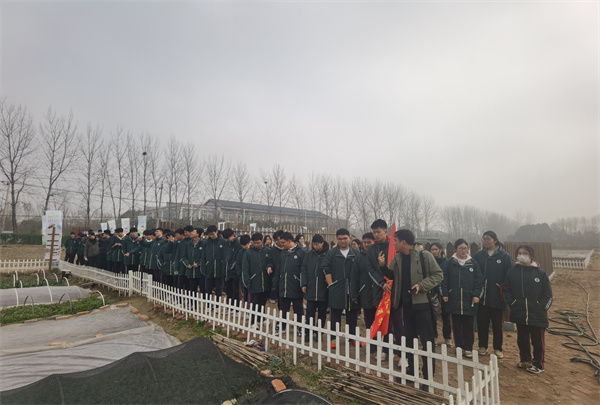参观桂花村“开心农场”.jpg 参观桂花村“开心农场”.jpg