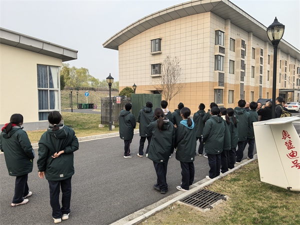 03观看无人机巡检.jpg