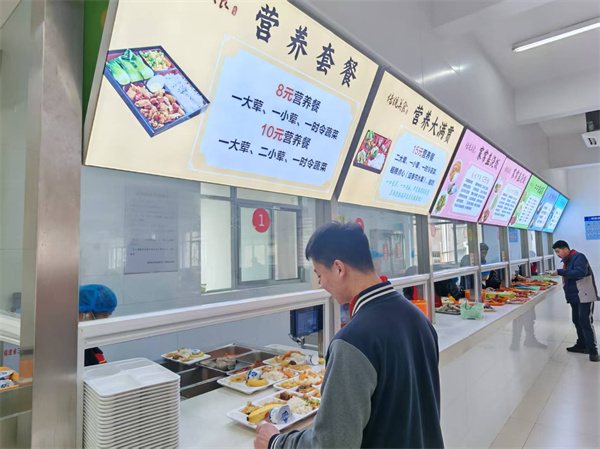 学生打菜.jpg