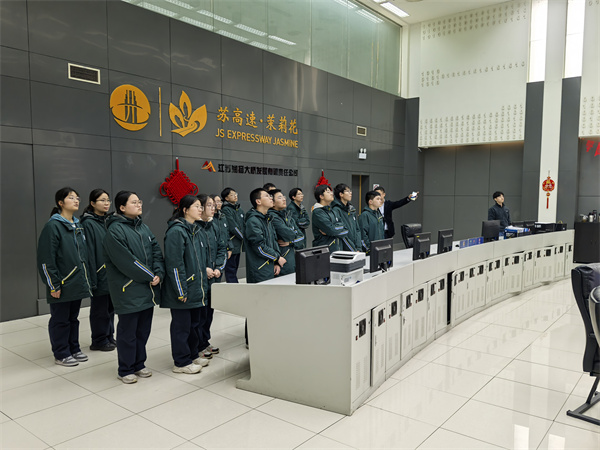 03参观指挥调度中心.jpg