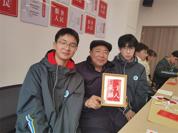 制作“学雷锋”主题拓印3.jpg