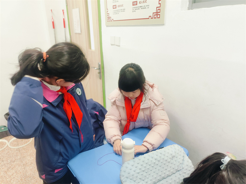 图2 六年级的哥哥姐姐门走进二年级课堂，教弟弟妹妹们编织手链3.jpg