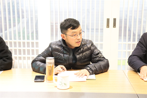 九龙湖校区校办副主任周立权汇报新学期定制交通学生乘坐情况.jpg